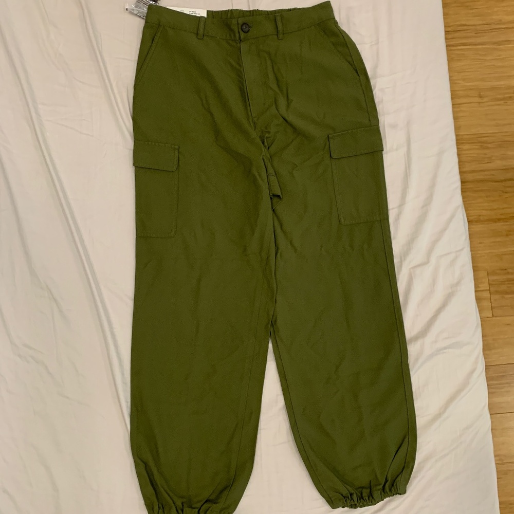 NEW Uniqlo women pants loose cargo fit size M in olive color